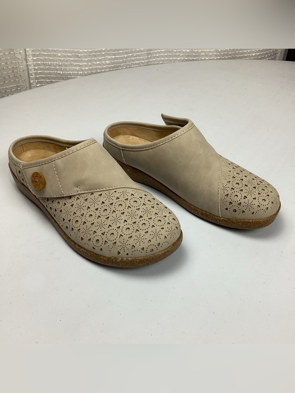 Earth Origins Slip On Mules Clogs Size 7W NWOT